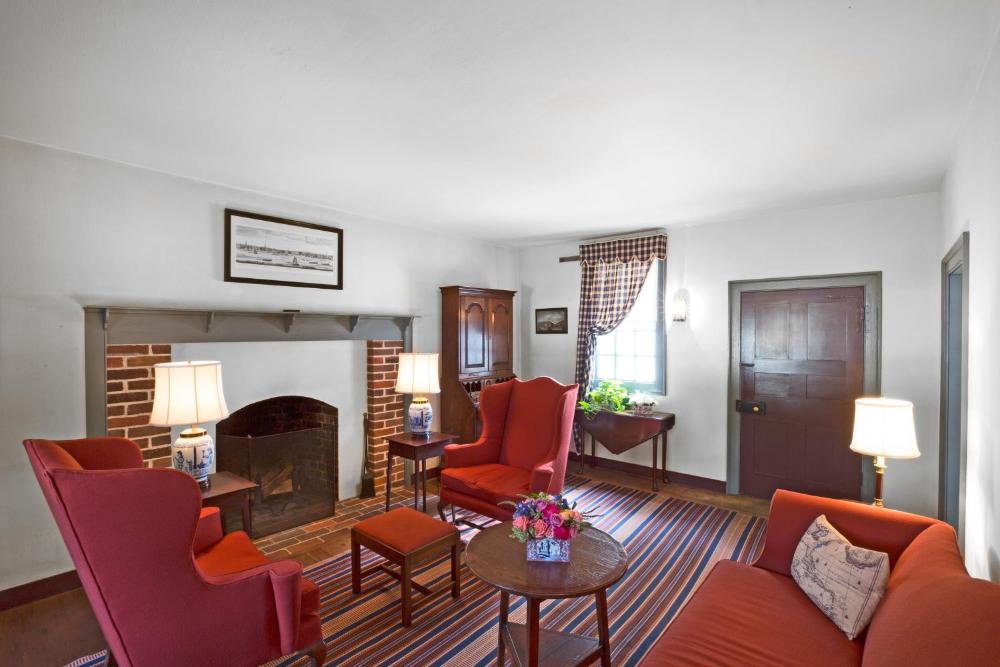Two-Bedroom Deluxe Colonial House with Two Living Rooms  interior